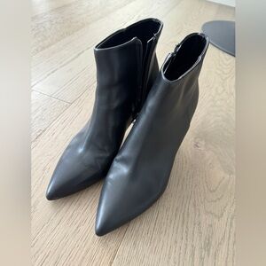like new Nine West black ankle boots（pengding）